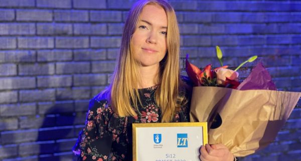 Kvinna med diplom och blommor