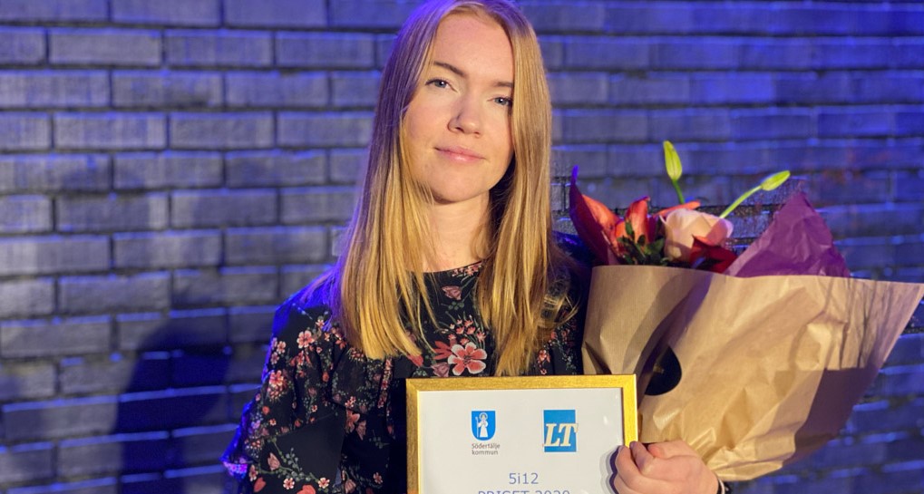 Kvinna med diplom och blommor