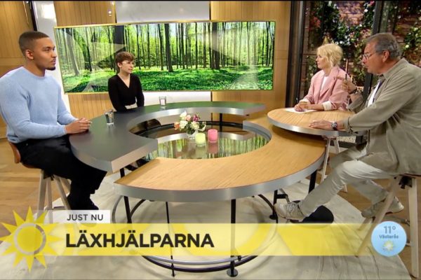 Bild från nyhetsmorgon där två läxhjälpare intervjuas