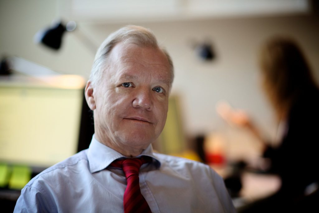 Man med kort ljust hår och röd slips