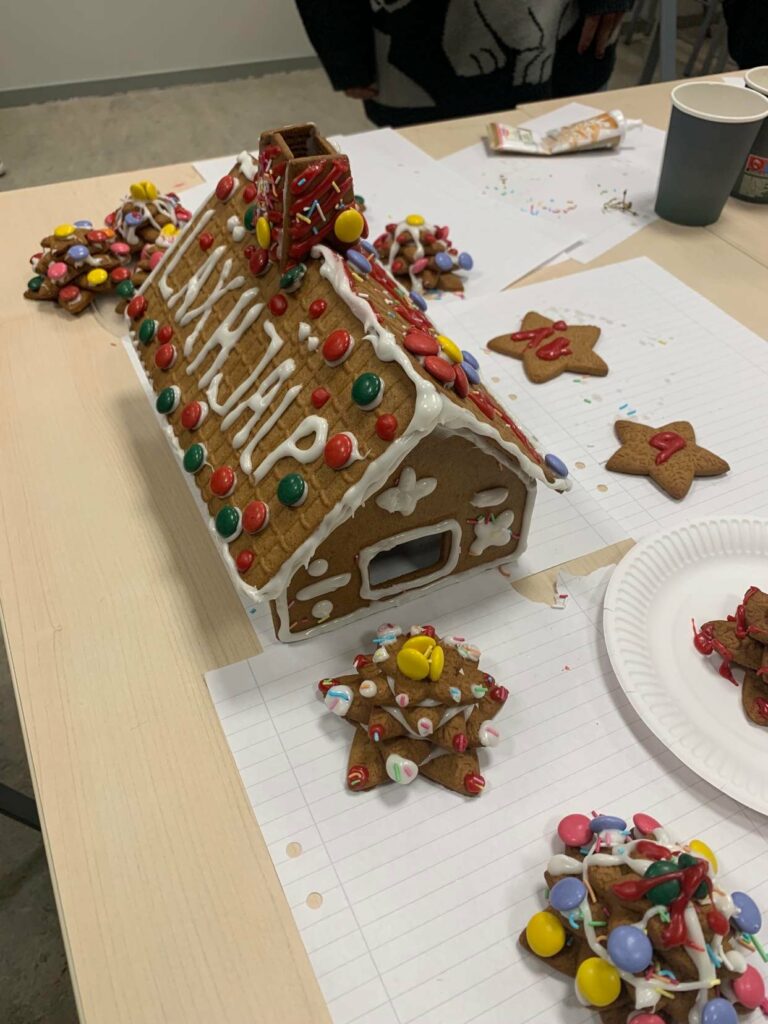 11. St: Olofskolan (Sundsvall). Bilden föreställer ett pepparkakshus där taket är beklätt med röda, gröna, vita och gula non-stopchoklad, på takets ena sida står där "Läxhjälp" skrivet i vit glasyr. Skorstenen på taket är beklätt med röd glasyr och enstaka non-stop choklad. Kanterna, såväl som fönstren, på huset är beklätt i vit glasyr. På kantbyggen är symbolerna för division, addition, subtraktion och multiplikation skrivet i vit glasyr. 

Framför och bakom huset finns där julgranar gjorda av pepparkakor, beklädda av nonstop-choklad och glasyr. 