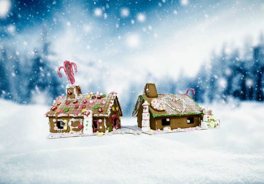 9. Gottsundaskolan (Uppsala). Bilden föreställer två pepparkakshus med en snö-beklädd bakgrund. På pepparkakshuset till vänster på bilden så finns där vit glasyr som täcker såväl husets kanter som skorstenens. På taket finns där non-stop choklad i olika färger. Det finns även tre polkagris-stänger som sticker ut ur skorstenen. Husets fönster är täckta med vit och röd glasyr. Framför huset står en snögubbe med grön glasyr som knappar. 

Pepparkakshuset till höger på bilden har grön glasyr på hustakets kanter. Taket har vitt puder på och i mitten på taket finns där ett hjärta i grön glasyr. Framför huset står två snö-gubbar med grön och röd glasyr på sig. Snögubben till vänster har en vit hatt på sig.