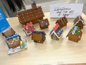 12. Vättleskolans TT-grupp (Göteborg). Bilden föreställer ett stort pepparkakshus med skorsten beklätt i olika färger av non-stop choklad. Runt huset finns där nio mindre pepparkakshus, alla beklädda på olika vis, med olika färger på glasyren samt olika dekorationer överlag.
