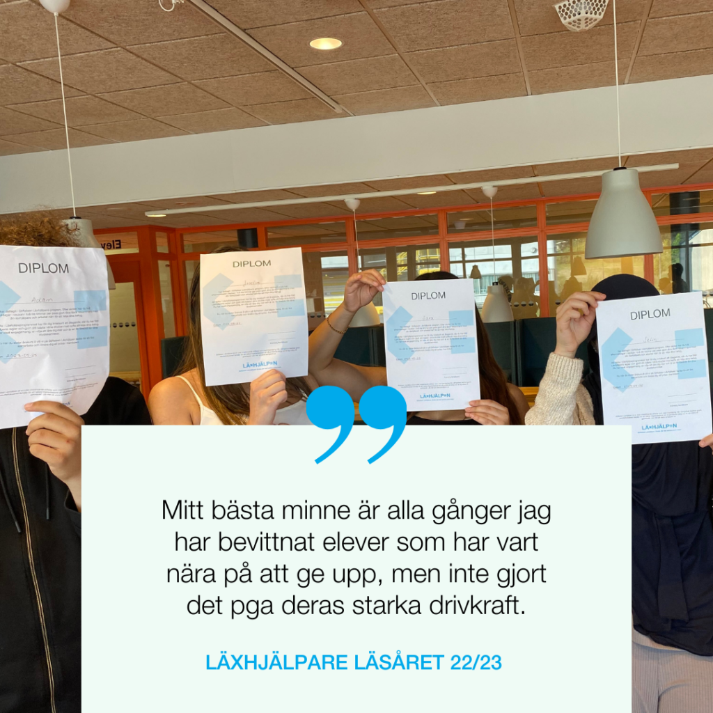 Foto med elever som håller upp diplom från Läxhjälpen framför sina ansikten. I bild syns ett citat med texten "Mitt bästa minne är alla gånger jag har bevittnat elever som har vart nära på att ge upp, men inte gjort det pga deras starka drivkraft."